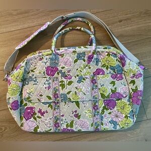 DESIGNED BY VERA BRADLEY!!! GREAT CONDITION FLORAL QUILTED DUFFLE TRAVEL BAG
